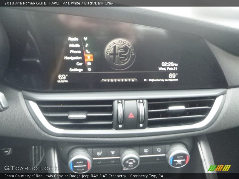 Alfa White / Black/Dark Gray 2018 Alfa Romeo Giulia Ti AWD