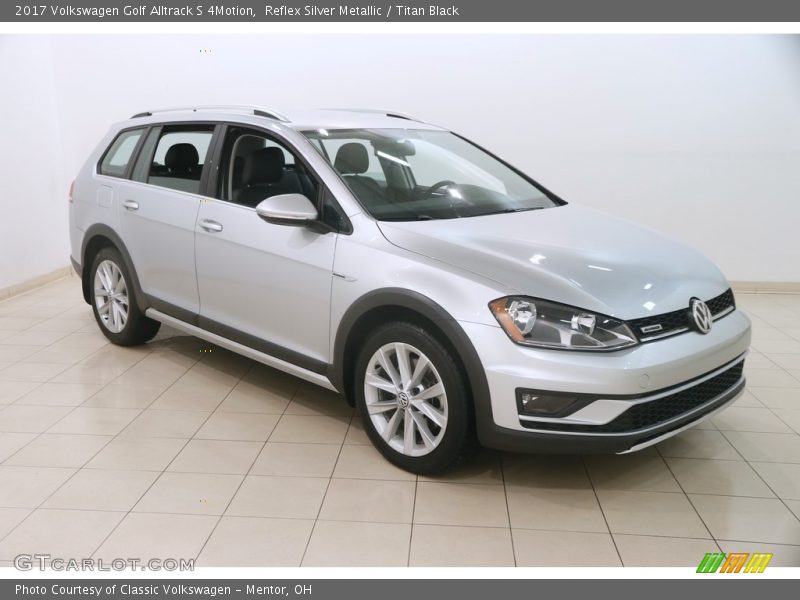 Front 3/4 View of 2017 Golf Alltrack S 4Motion