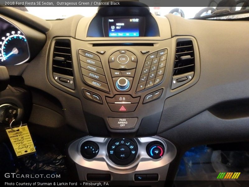 Outrageous Green / Charcoal Black 2018 Ford Fiesta SE Sedan