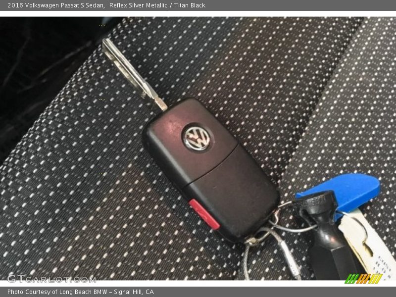 Reflex Silver Metallic / Titan Black 2016 Volkswagen Passat S Sedan