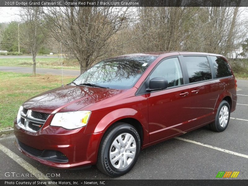 Octane Red Pearl / Black/Light Graystone 2018 Dodge Grand Caravan SE