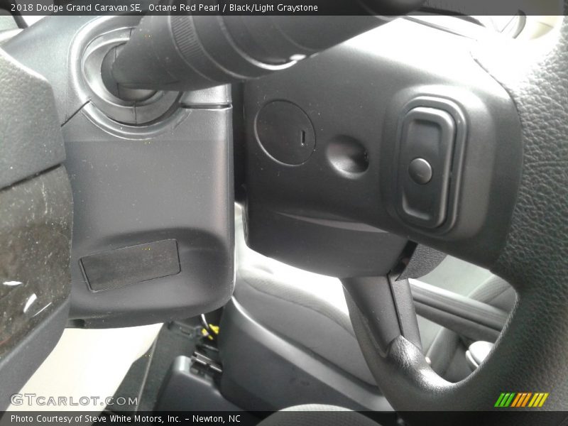 Octane Red Pearl / Black/Light Graystone 2018 Dodge Grand Caravan SE