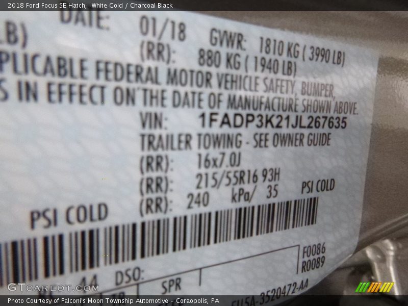 White Gold / Charcoal Black 2018 Ford Focus SE Hatch