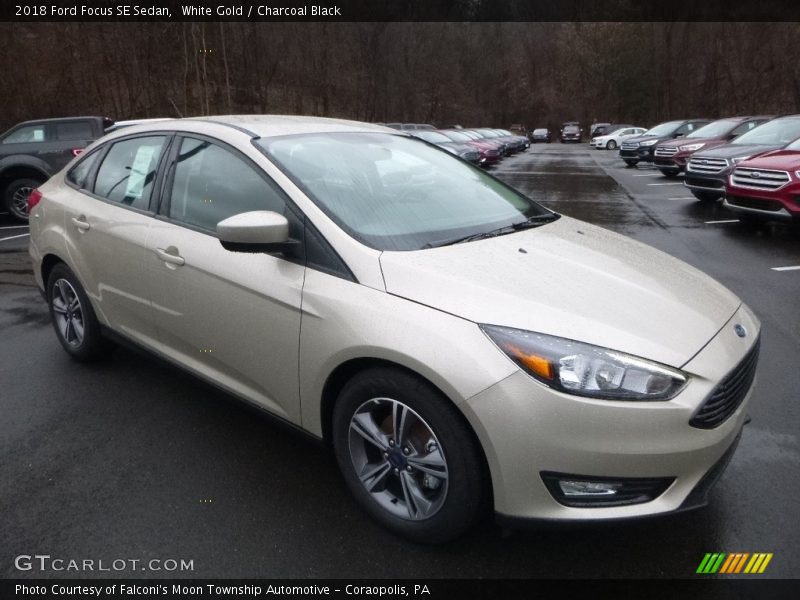 White Gold / Charcoal Black 2018 Ford Focus SE Sedan