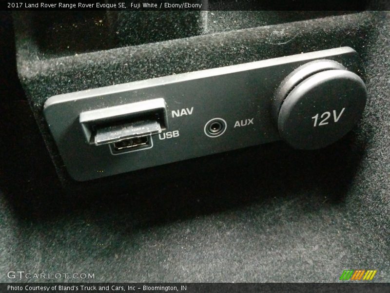 Fuji White / Ebony/Ebony 2017 Land Rover Range Rover Evoque SE