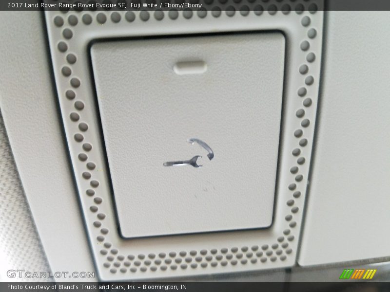 Fuji White / Ebony/Ebony 2017 Land Rover Range Rover Evoque SE