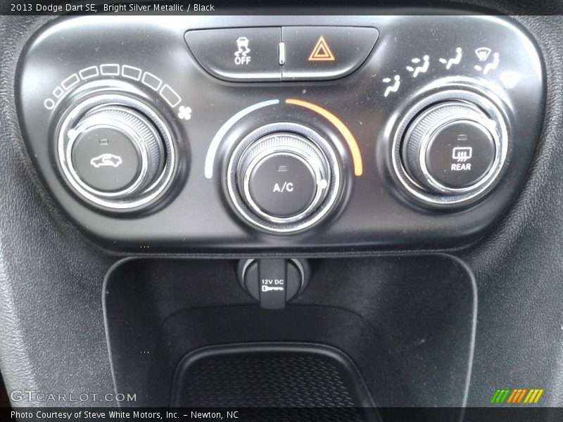Bright Silver Metallic / Black 2013 Dodge Dart SE