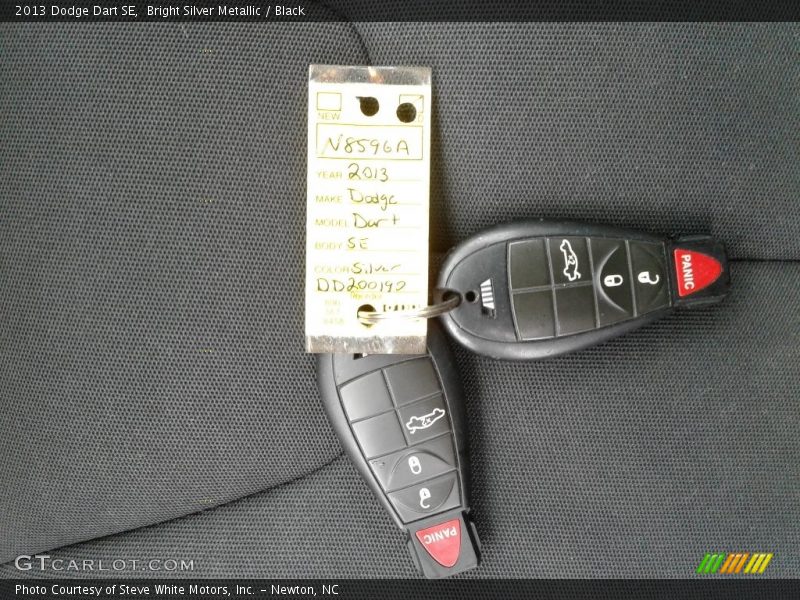 Bright Silver Metallic / Black 2013 Dodge Dart SE