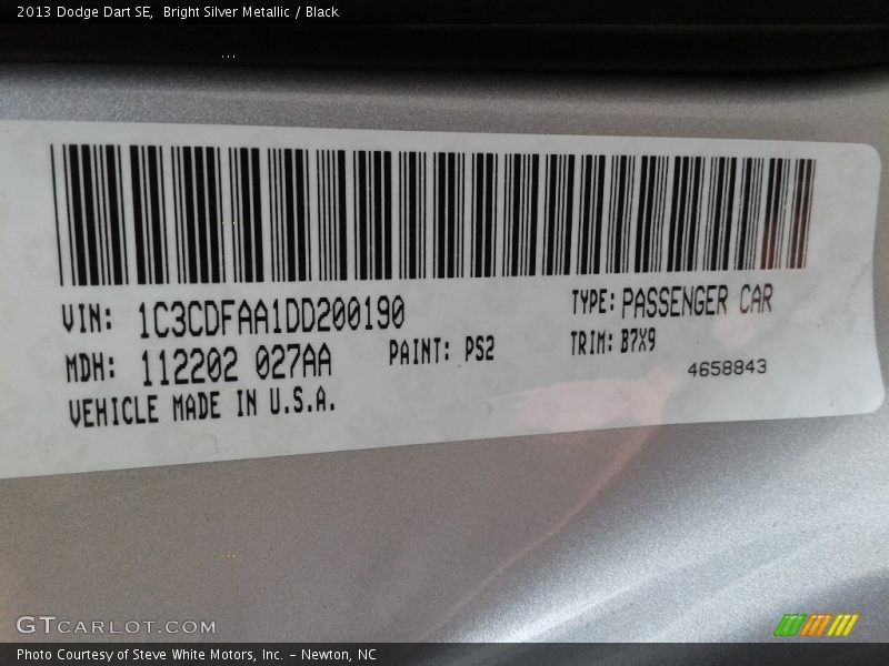 Bright Silver Metallic / Black 2013 Dodge Dart SE