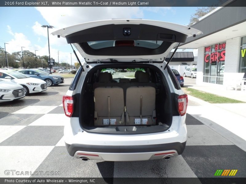 White Platinum Metallic Tri-Coat / Medium Light Camel 2016 Ford Explorer XLT