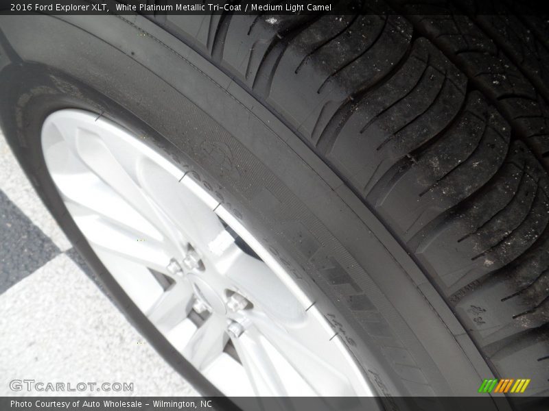White Platinum Metallic Tri-Coat / Medium Light Camel 2016 Ford Explorer XLT
