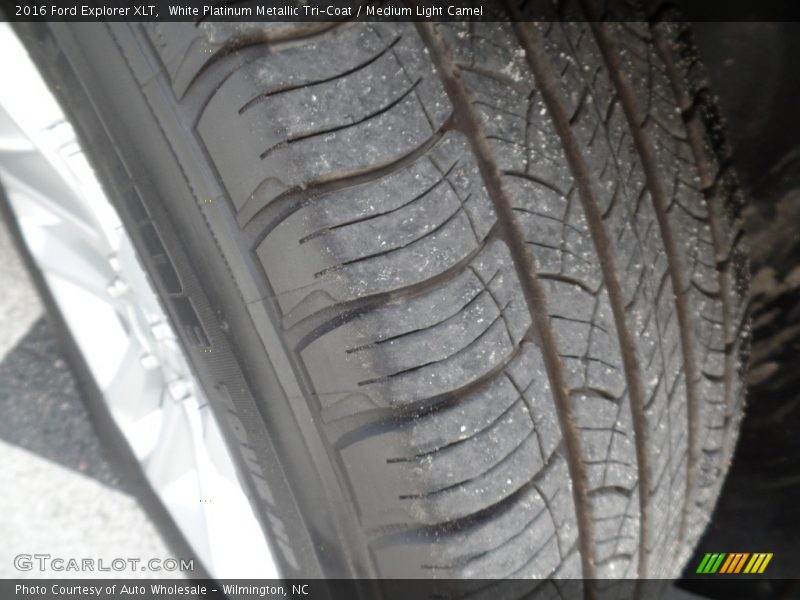 White Platinum Metallic Tri-Coat / Medium Light Camel 2016 Ford Explorer XLT
