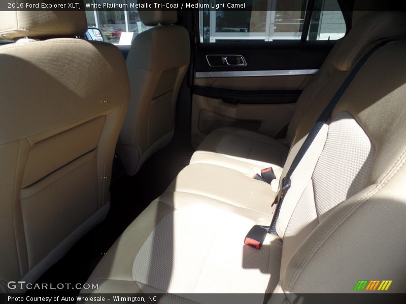 White Platinum Metallic Tri-Coat / Medium Light Camel 2016 Ford Explorer XLT