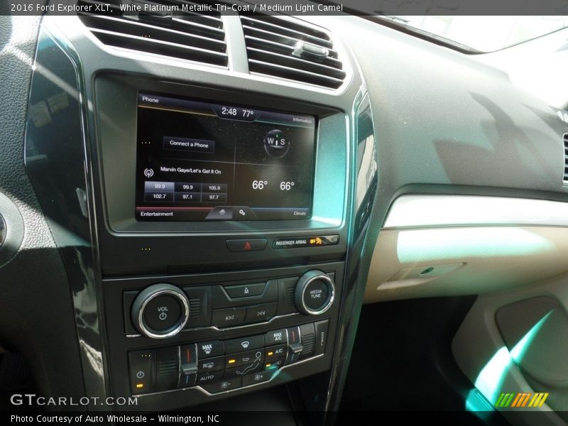 White Platinum Metallic Tri-Coat / Medium Light Camel 2016 Ford Explorer XLT