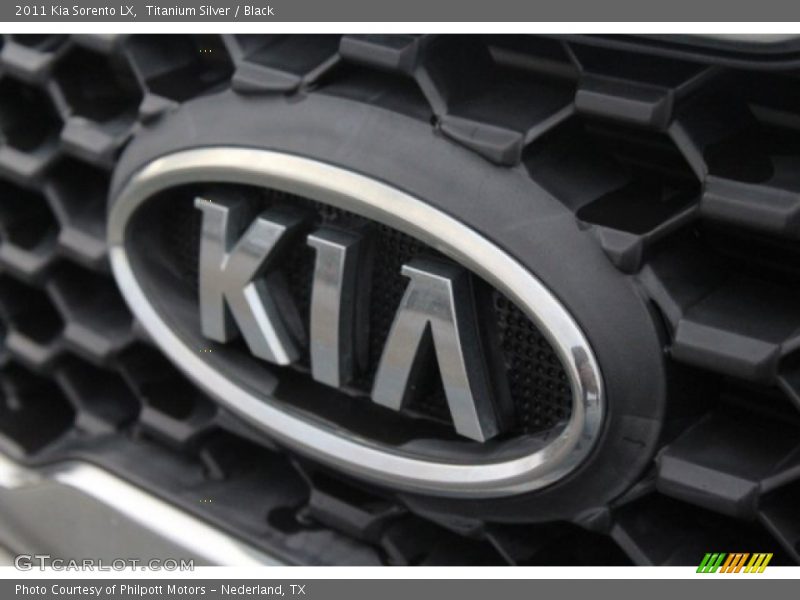 Titanium Silver / Black 2011 Kia Sorento LX