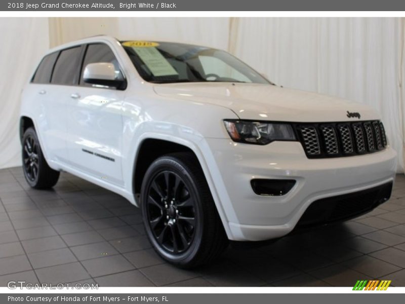 Bright White / Black 2018 Jeep Grand Cherokee Altitude