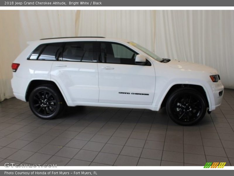 Bright White / Black 2018 Jeep Grand Cherokee Altitude