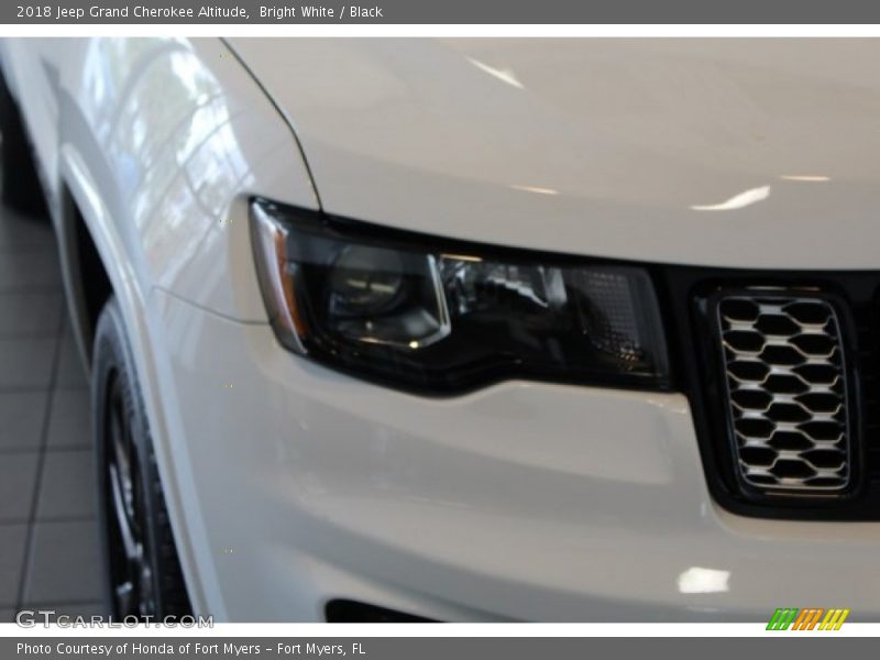 Bright White / Black 2018 Jeep Grand Cherokee Altitude