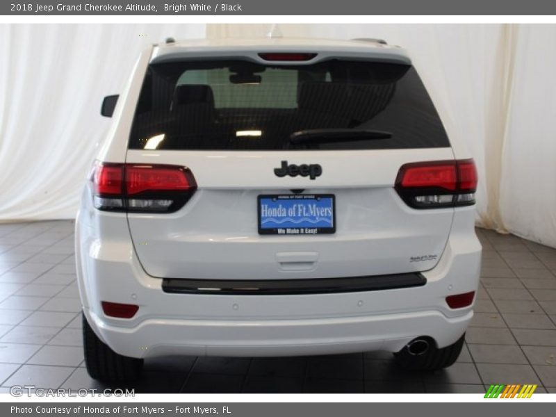 Bright White / Black 2018 Jeep Grand Cherokee Altitude