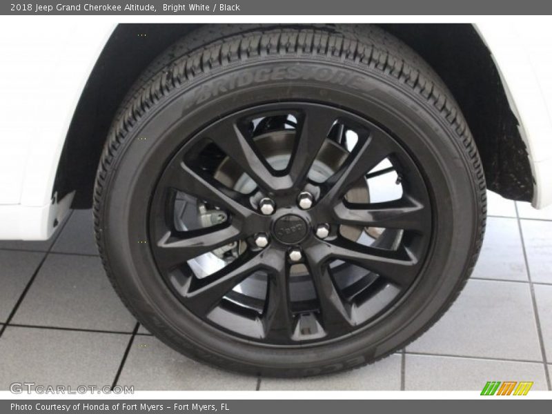 Bright White / Black 2018 Jeep Grand Cherokee Altitude