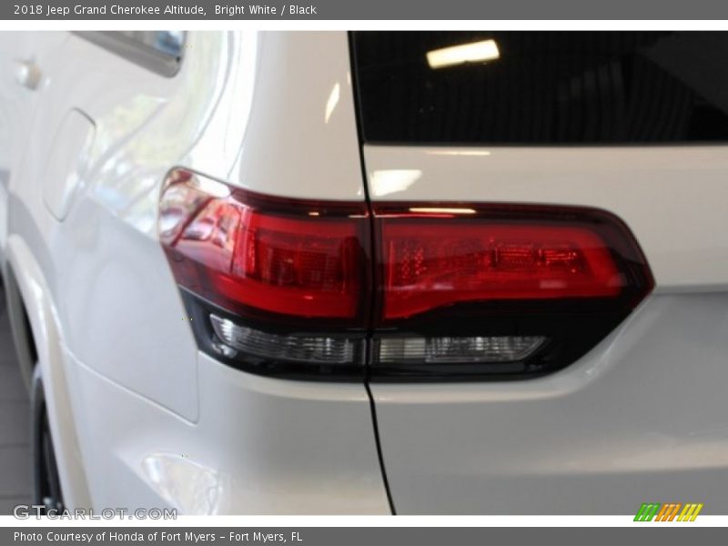 Bright White / Black 2018 Jeep Grand Cherokee Altitude