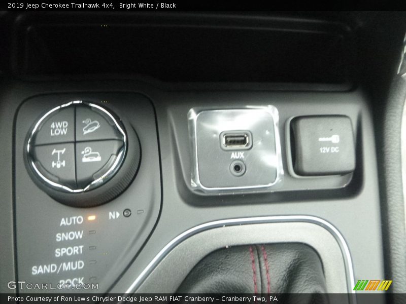 Bright White / Black 2019 Jeep Cherokee Trailhawk 4x4