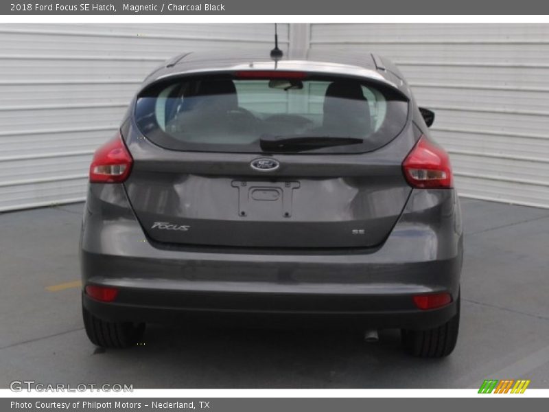 Magnetic / Charcoal Black 2018 Ford Focus SE Hatch