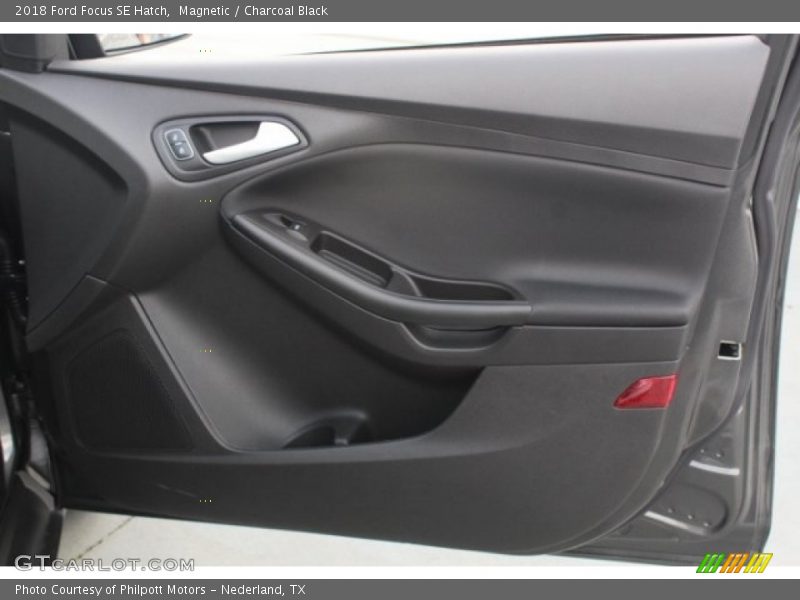 Magnetic / Charcoal Black 2018 Ford Focus SE Hatch