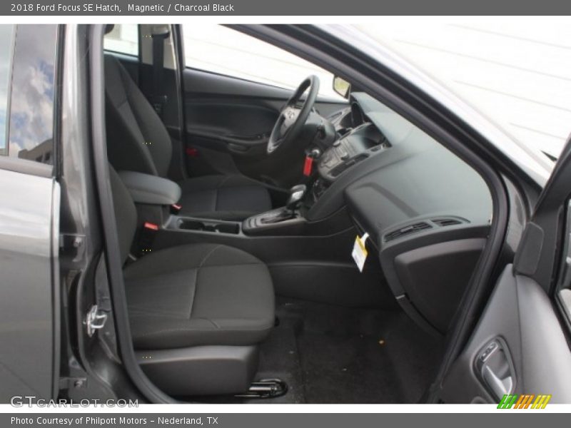 Magnetic / Charcoal Black 2018 Ford Focus SE Hatch