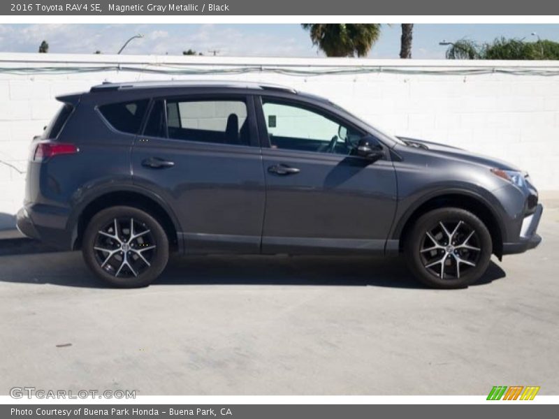 Magnetic Gray Metallic / Black 2016 Toyota RAV4 SE