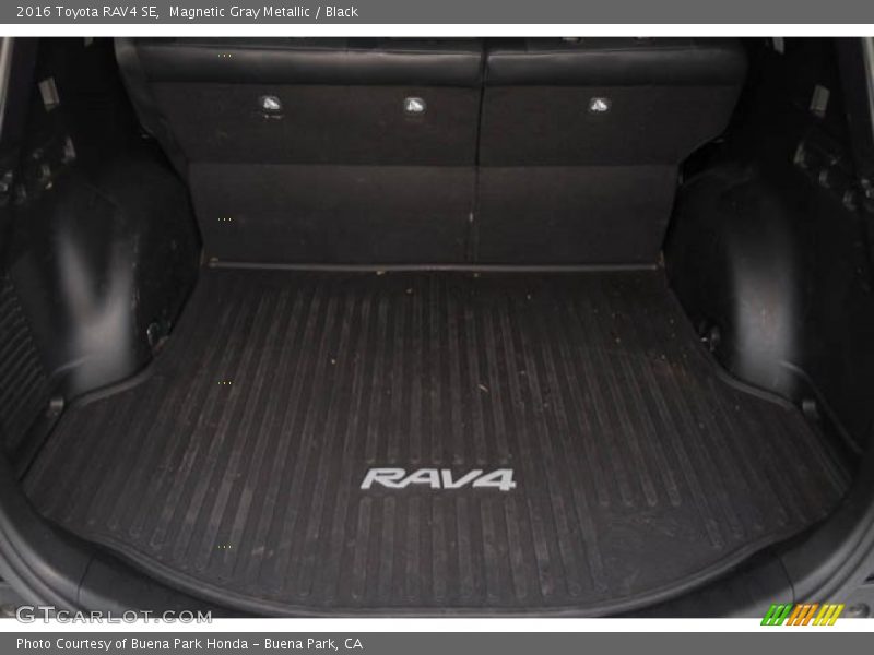 Magnetic Gray Metallic / Black 2016 Toyota RAV4 SE