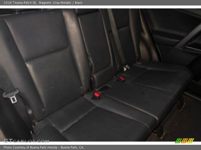 Magnetic Gray Metallic / Black 2016 Toyota RAV4 SE