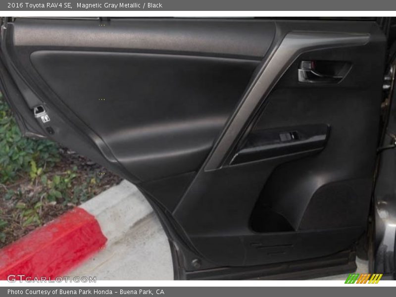 Magnetic Gray Metallic / Black 2016 Toyota RAV4 SE