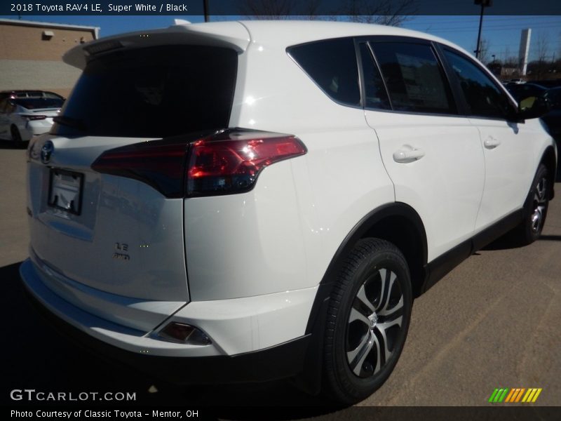 Super White / Black 2018 Toyota RAV4 LE