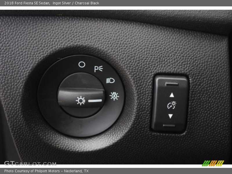 Ingot Silver / Charcoal Black 2018 Ford Fiesta SE Sedan