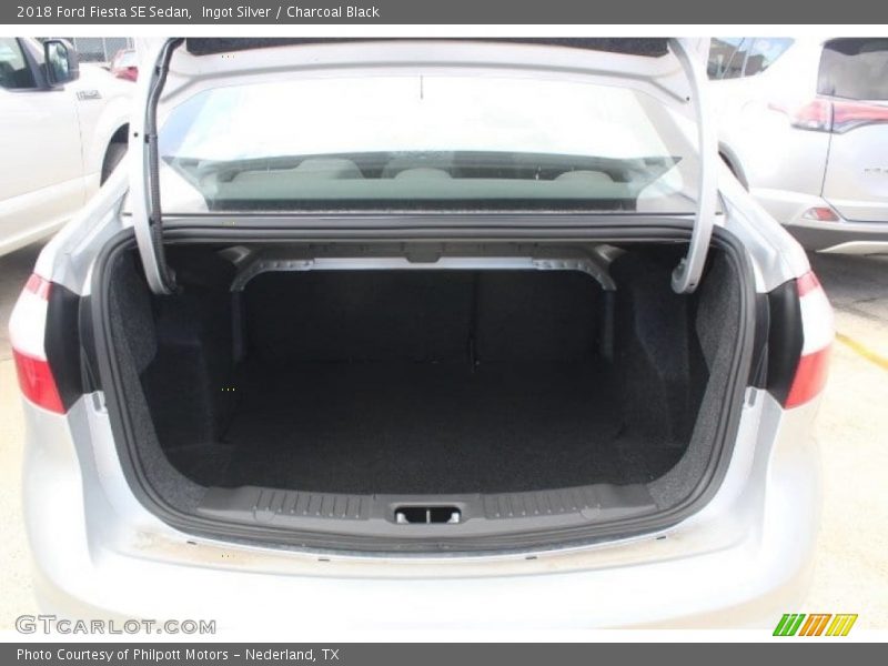 Ingot Silver / Charcoal Black 2018 Ford Fiesta SE Sedan