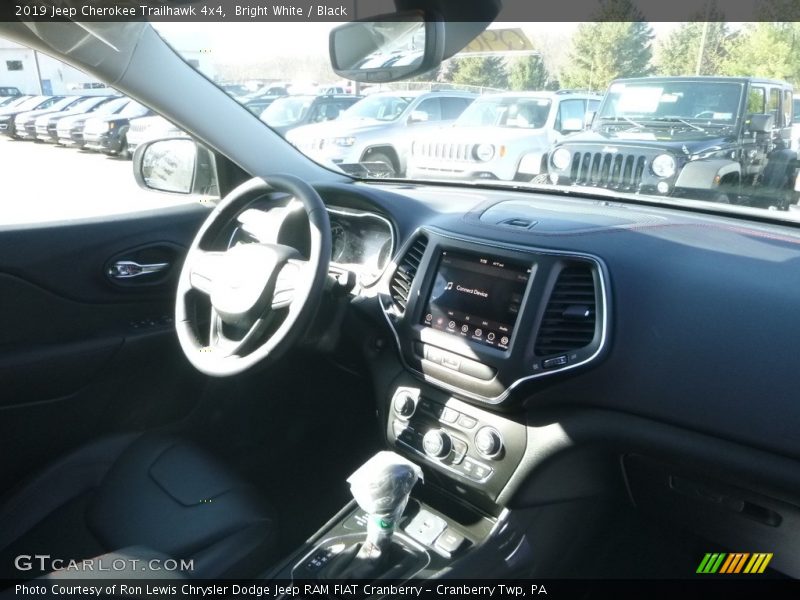 Bright White / Black 2019 Jeep Cherokee Trailhawk 4x4