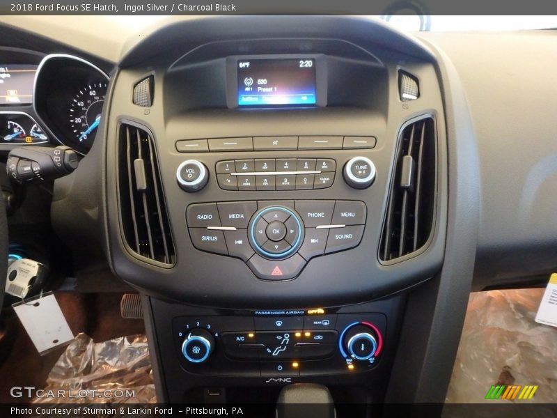 Ingot Silver / Charcoal Black 2018 Ford Focus SE Hatch
