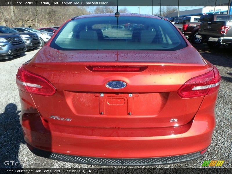 Hot Pepper Red / Charcoal Black 2018 Ford Focus SE Sedan