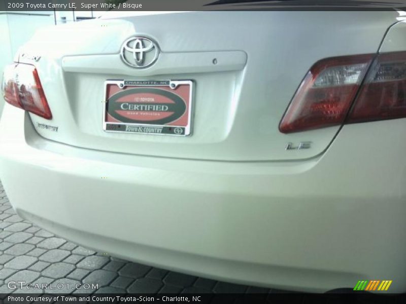 Super White / Bisque 2009 Toyota Camry LE
