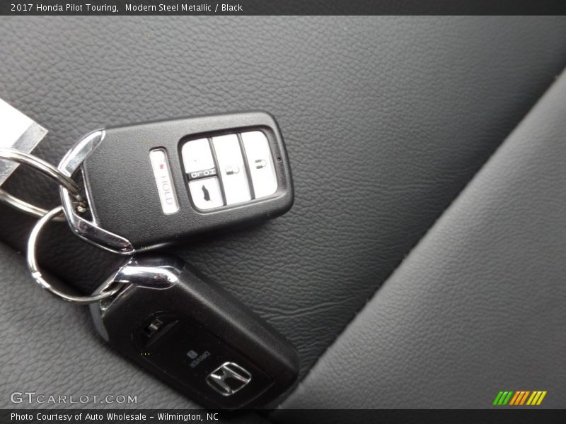 Modern Steel Metallic / Black 2017 Honda Pilot Touring