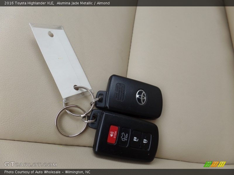 Alumina Jade Metallic / Almond 2016 Toyota Highlander XLE