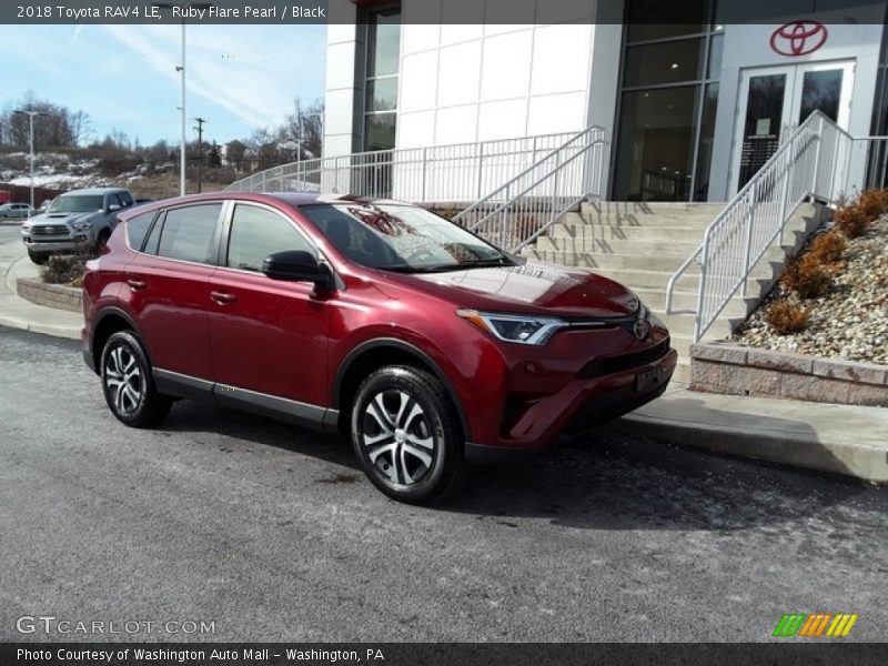 Ruby Flare Pearl / Black 2018 Toyota RAV4 LE