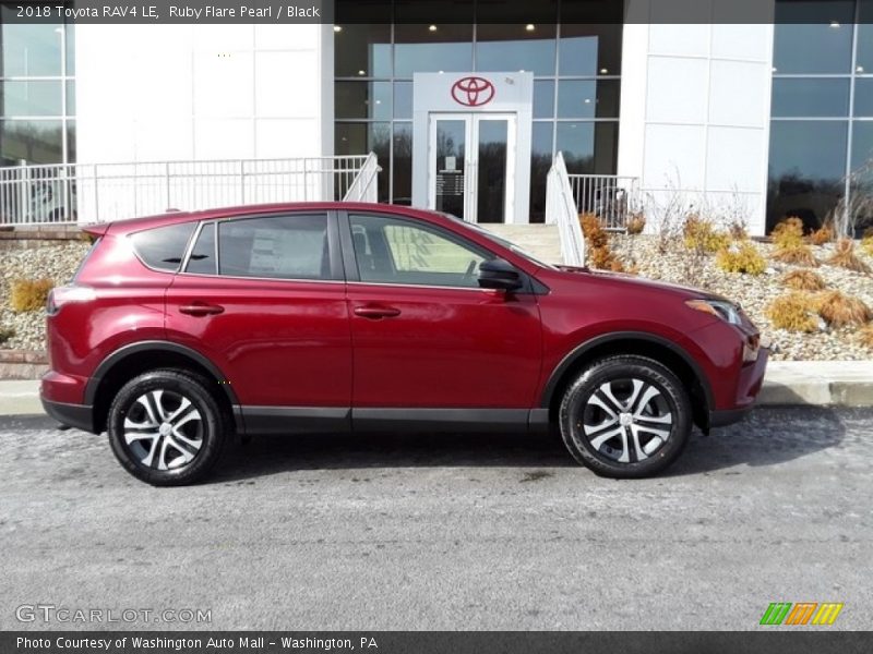 Ruby Flare Pearl / Black 2018 Toyota RAV4 LE