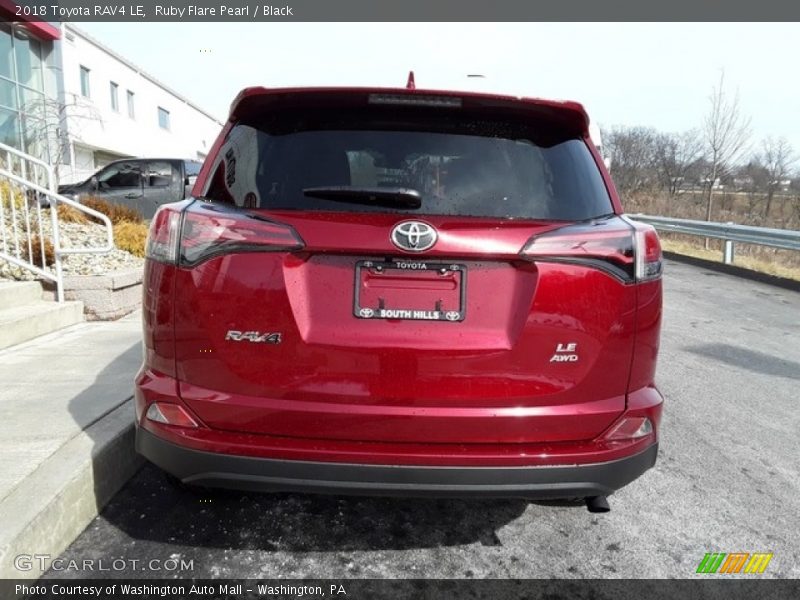 Ruby Flare Pearl / Black 2018 Toyota RAV4 LE