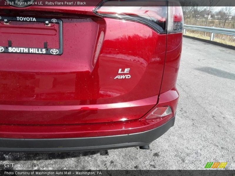 Ruby Flare Pearl / Black 2018 Toyota RAV4 LE