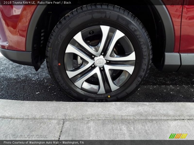 Ruby Flare Pearl / Black 2018 Toyota RAV4 LE