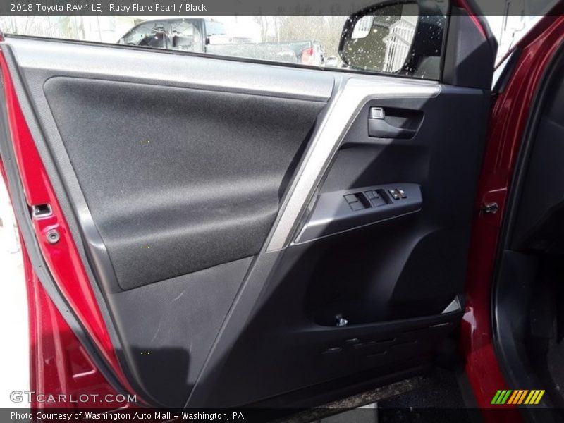Ruby Flare Pearl / Black 2018 Toyota RAV4 LE
