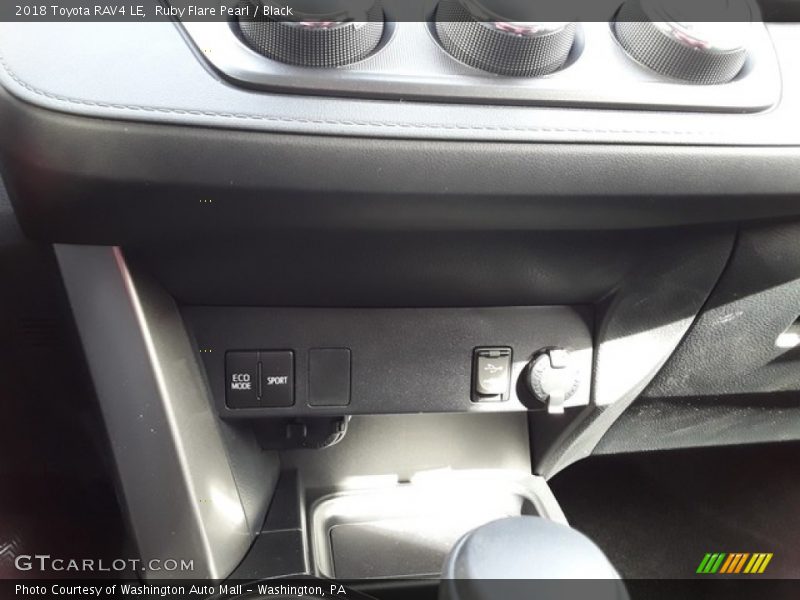 Ruby Flare Pearl / Black 2018 Toyota RAV4 LE