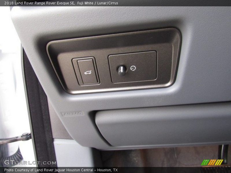 Controls of 2018 Range Rover Evoque SE